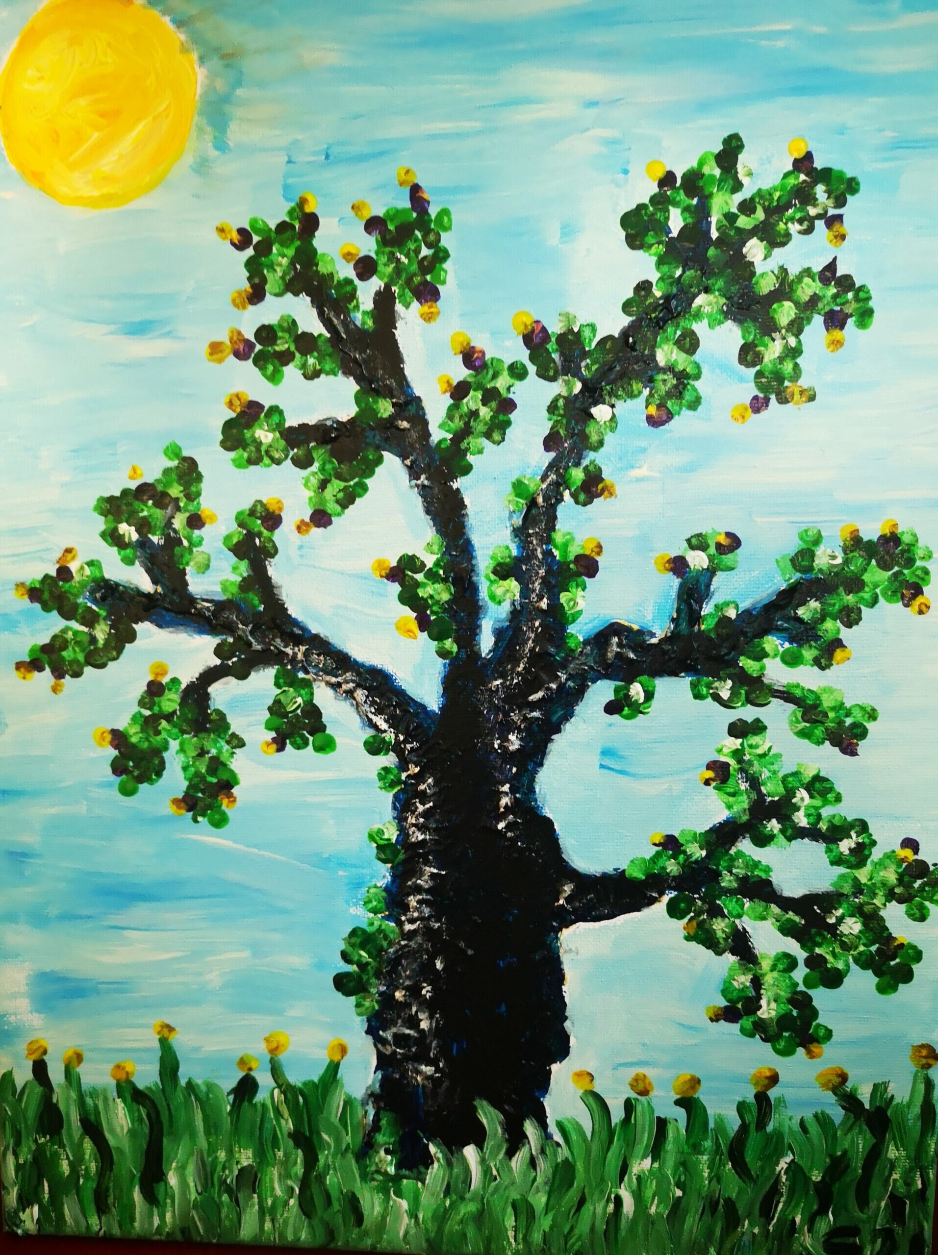 Bild eines Baumes mit frischen Blättern vor blauem Himmel mit einer Sonne