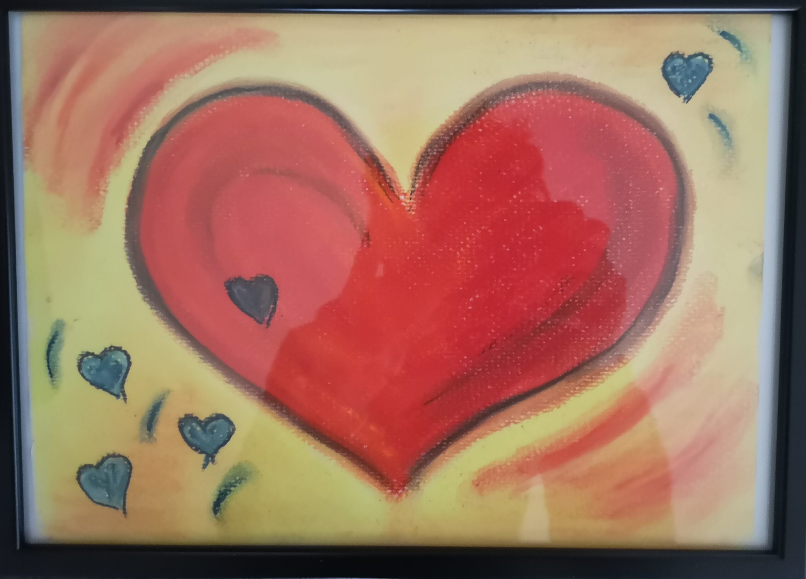 Bild eines großen roten Herzes mit kleinen blauen Herzen auf gelbem Hintergrund