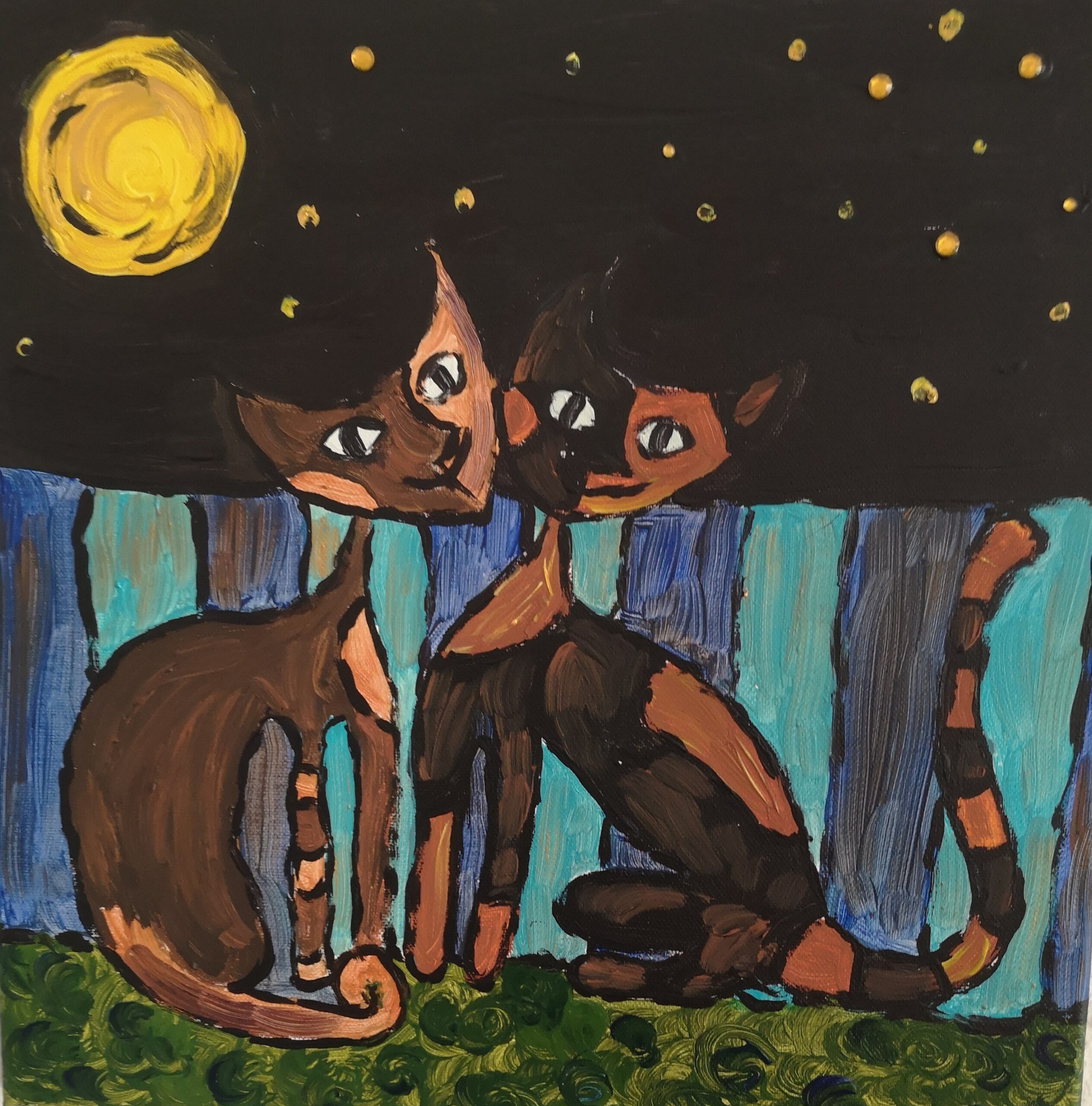 Bild von zwei aneinandergschmiegte Katzen in der Nacht mit Vollmond und Sternen vor einem blauen Zaun
