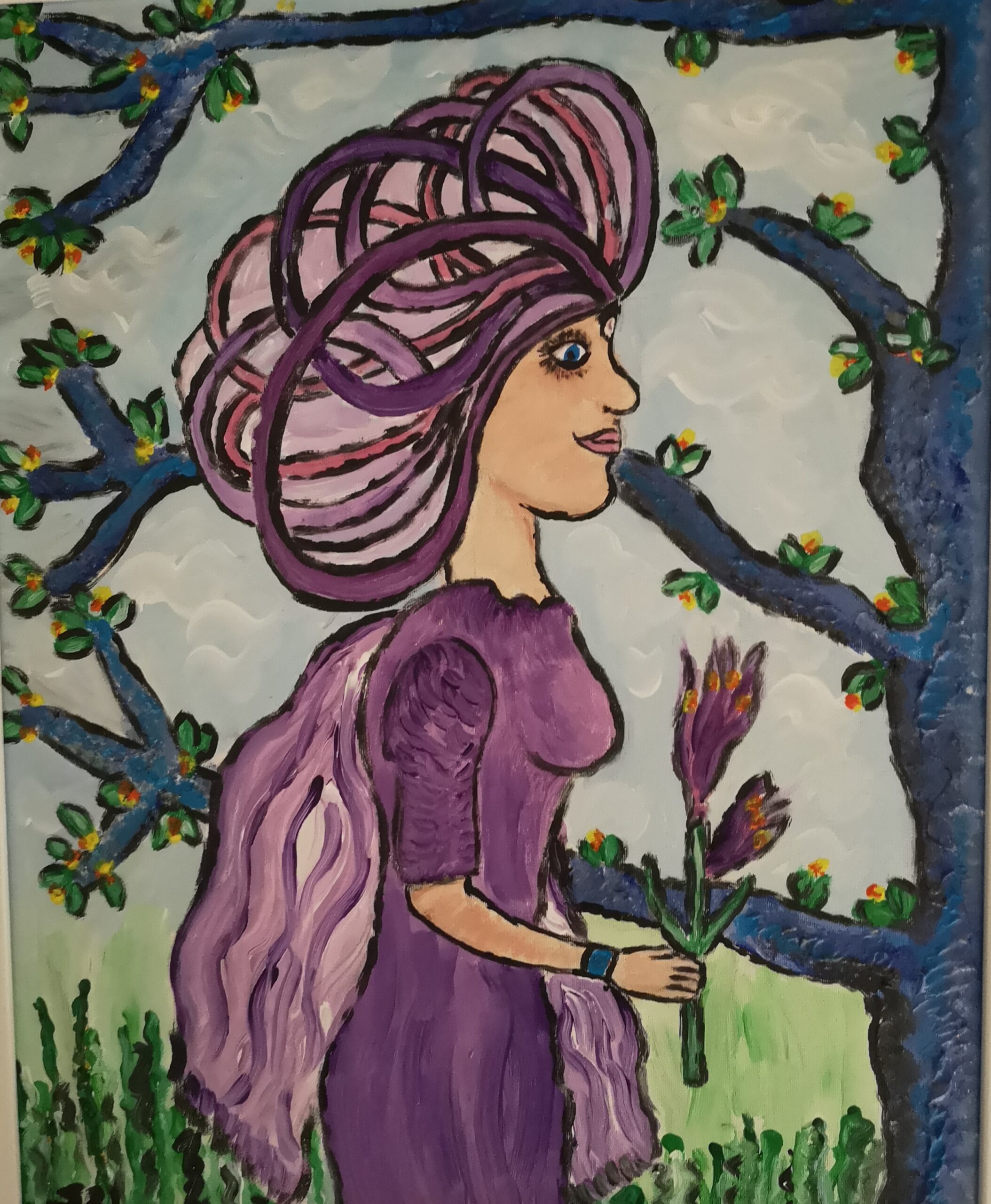Bild einer Frau vor einem blühenden Baum in lila Kleid