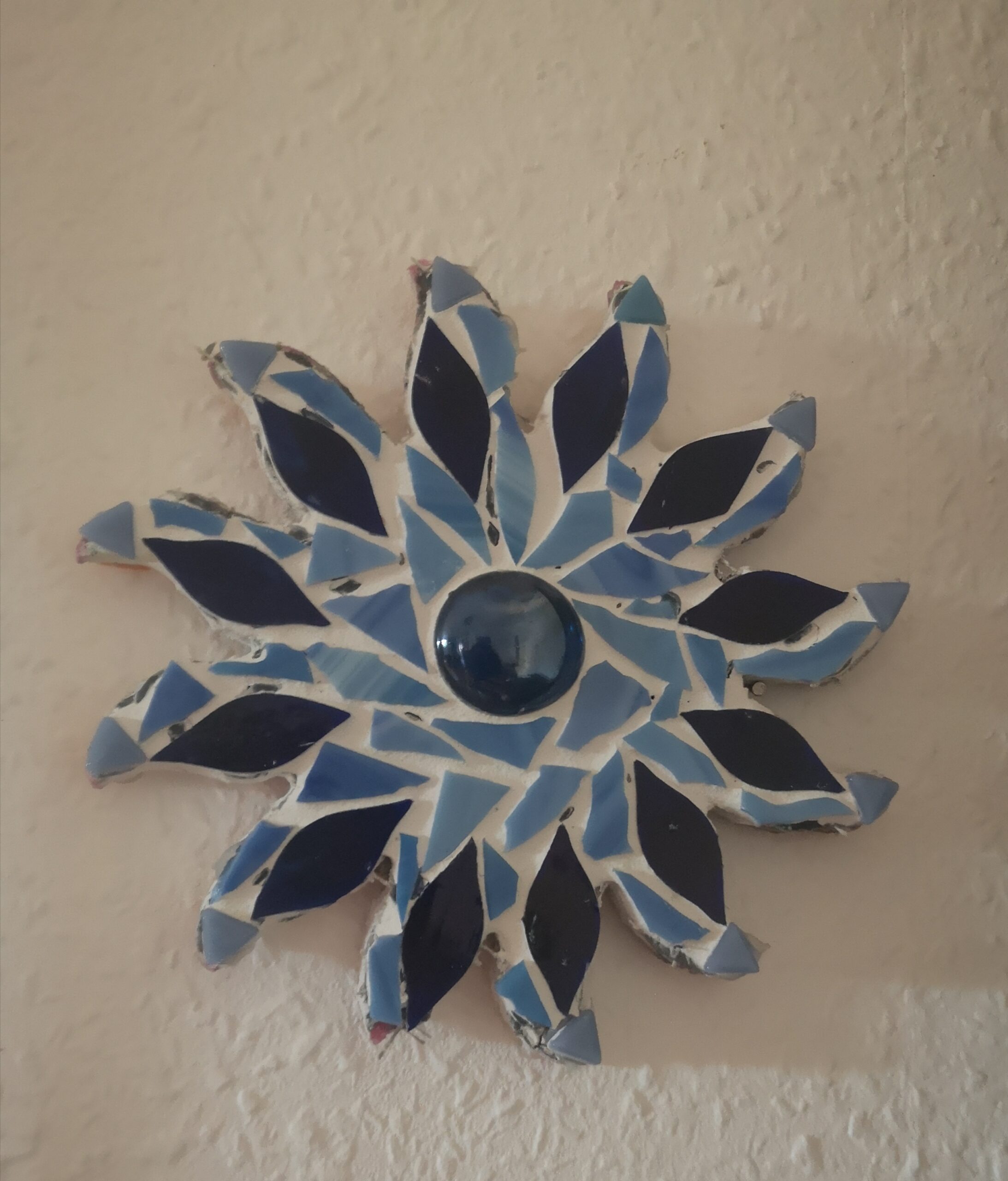 Bild einer Sonner mit Mosaik gestaltet in blau