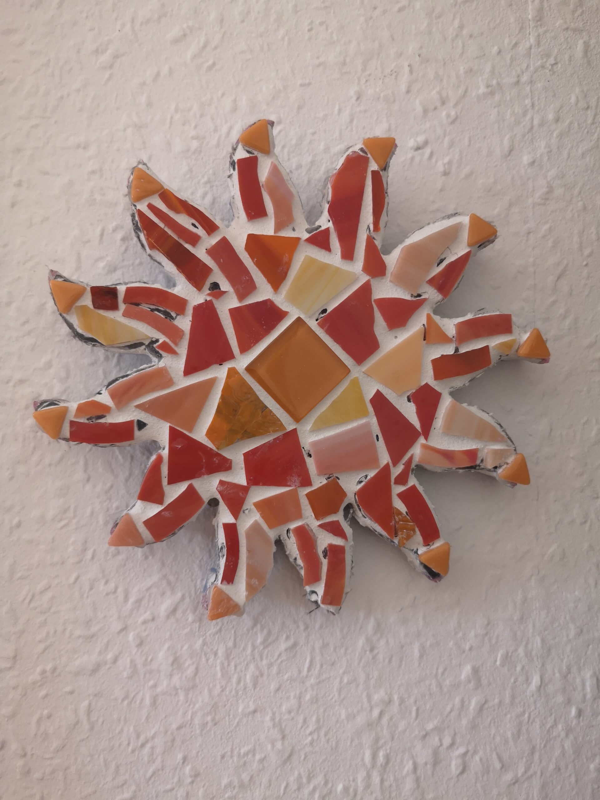 Bild einer Sonne, gestaltet mit Mosaik - Rückseite in orange