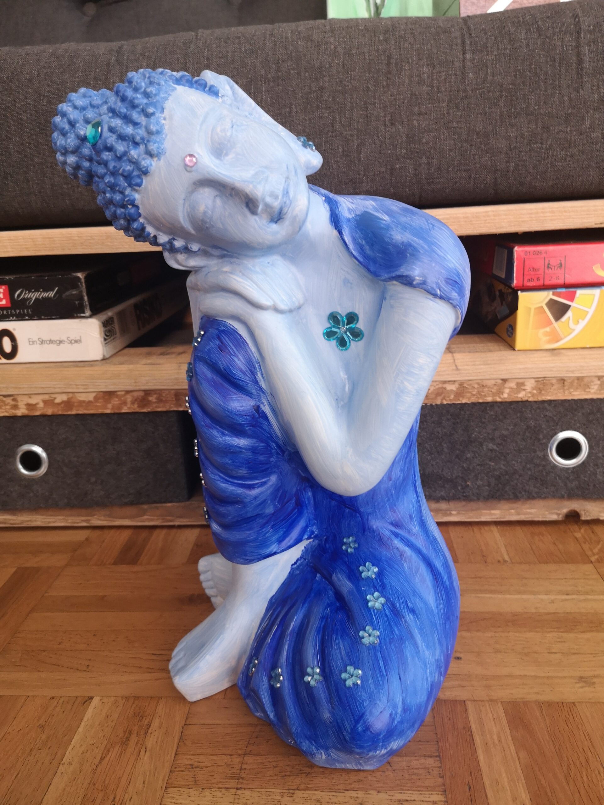 Bild einer bemalten und gestalteten Buddhafigur in blau