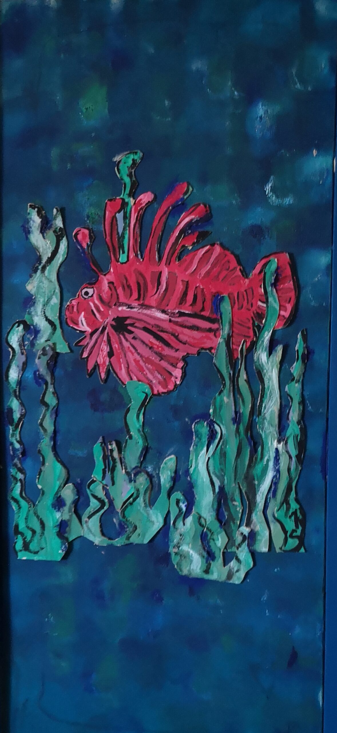 Bild eines Feuerfisches mit Pflanzen aus Pappe und Acryl auf Holz