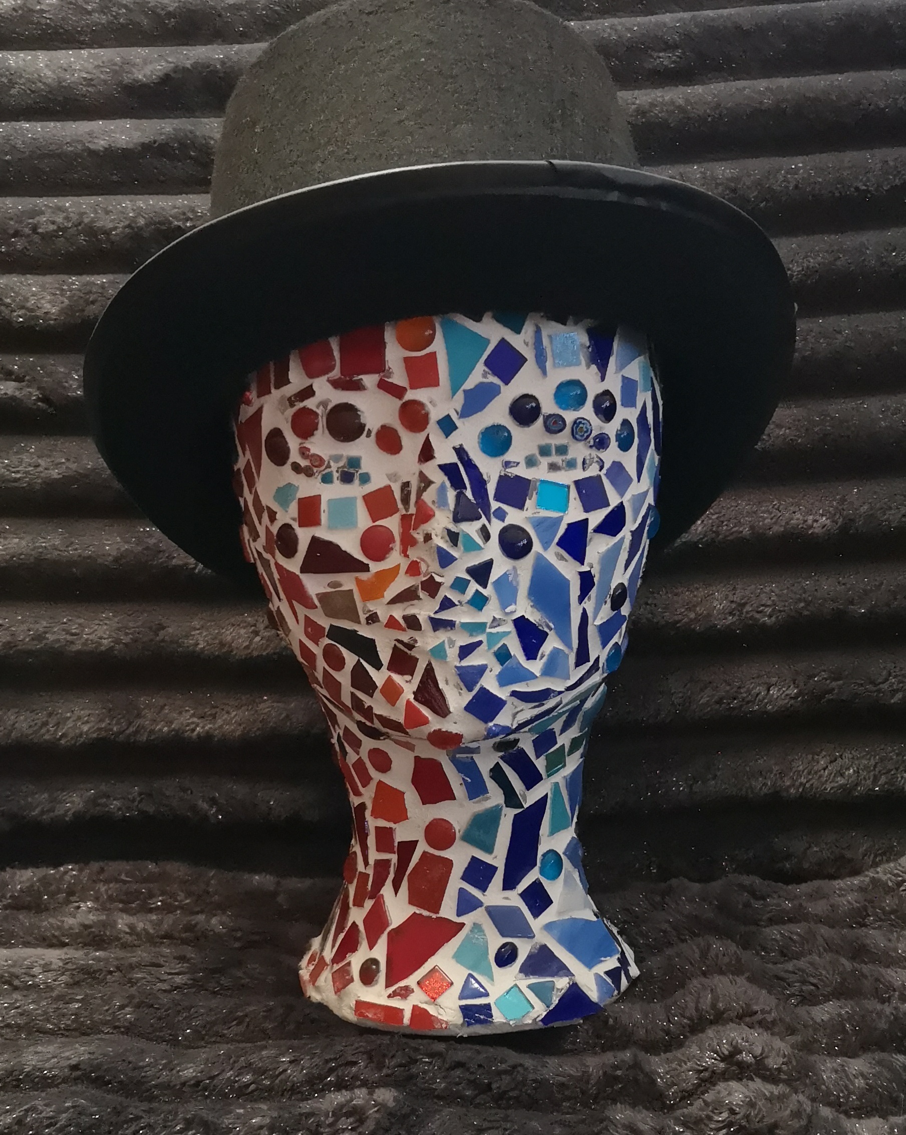 Bild eines Mosaikkopfes mit schwarzem Hut
