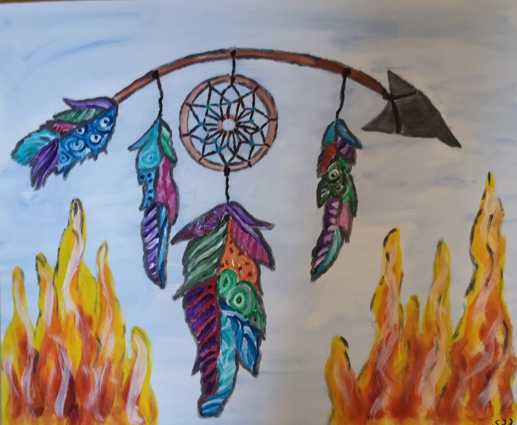 Bild eines Traumfängers mit bunten Federn an einem Pfeil mit Feuern rechts und links
