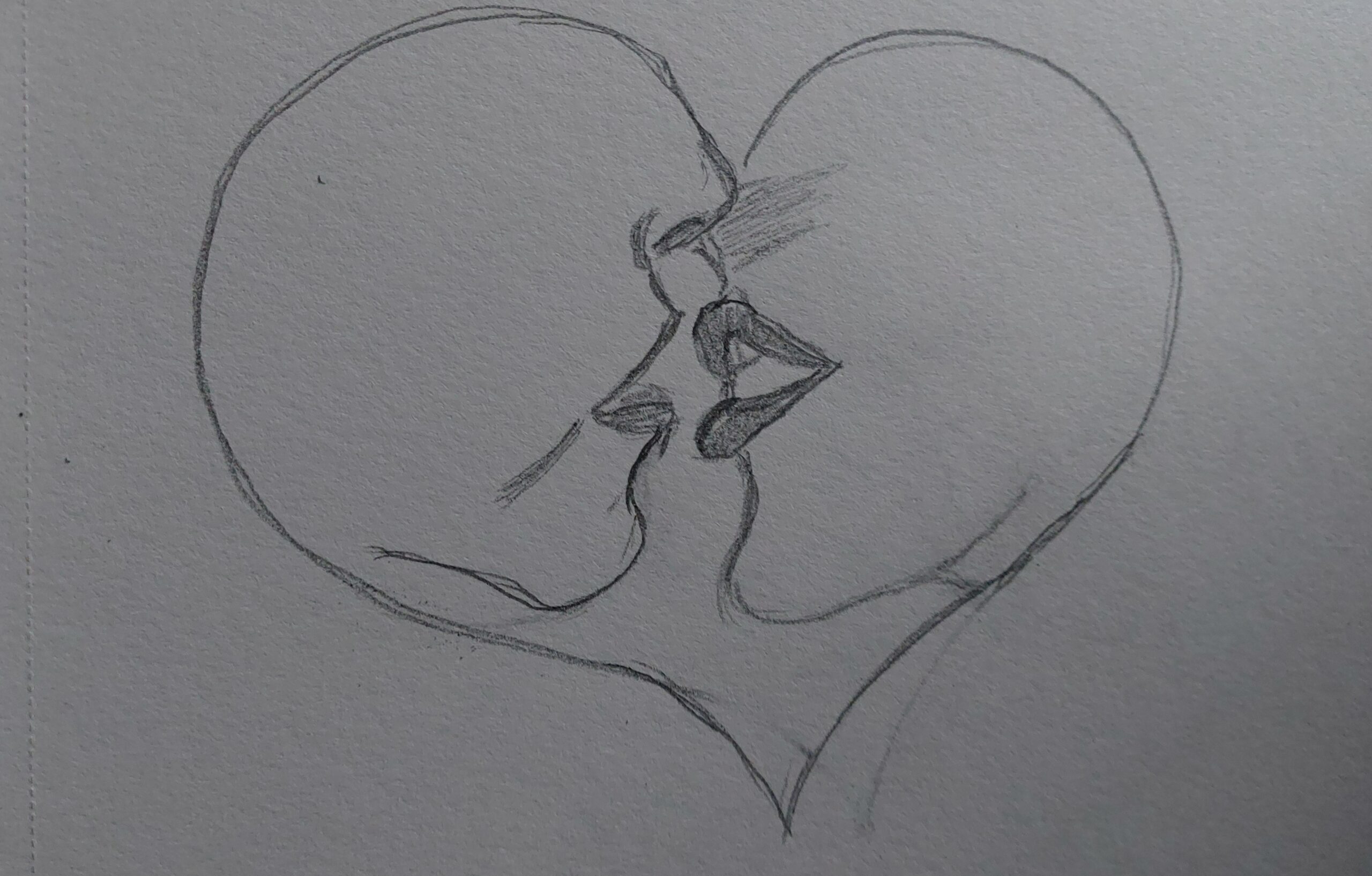 Zwei Gesichtsausschnitte auf dem Weg zum Kuss in einem Herz