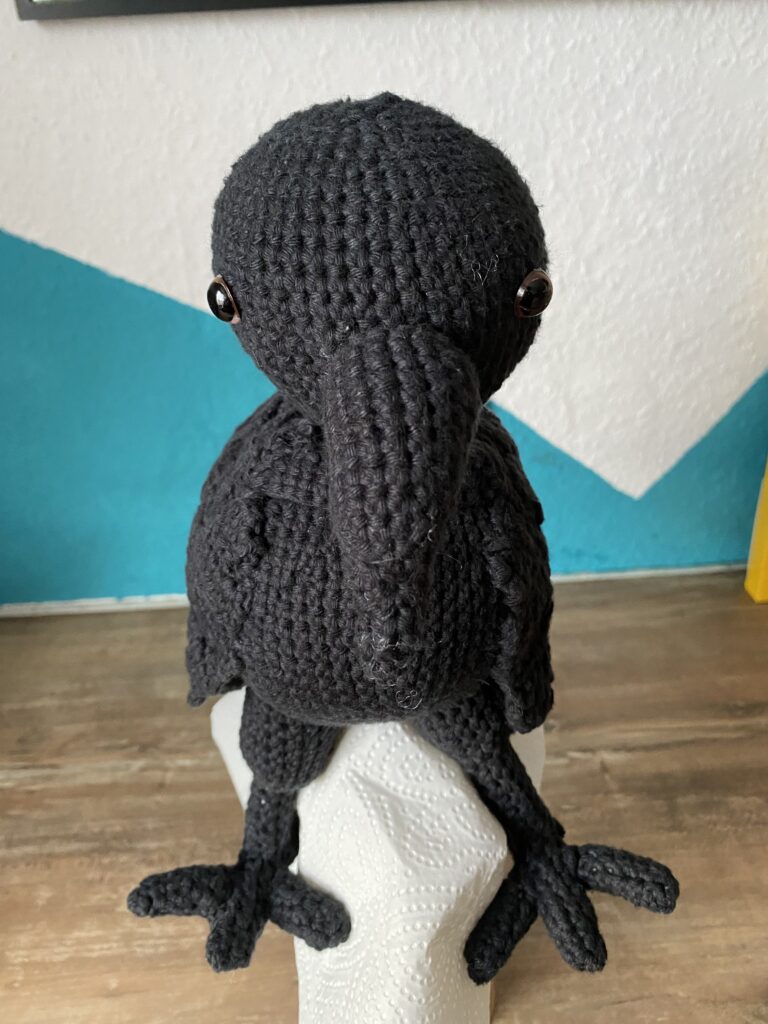 Gehäkelter Rabe von vorne
