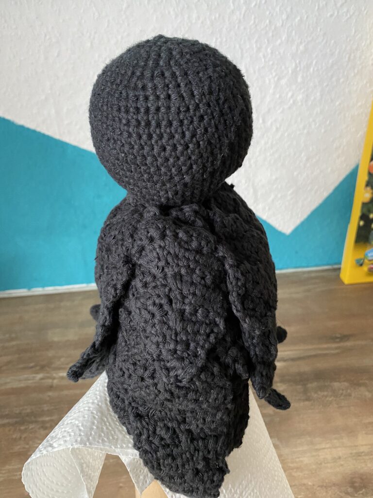 Gehäkelter Rabe von hinten