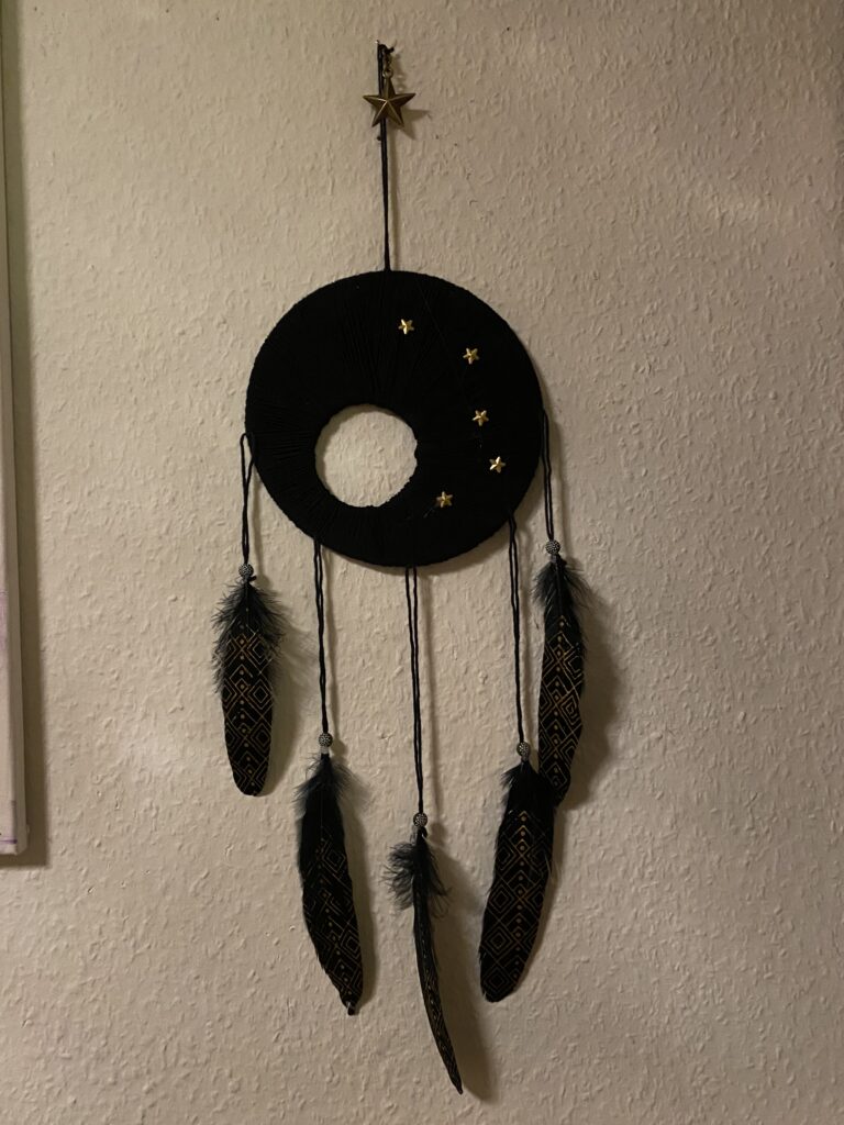 Bild eines Traumfängers in schwarz mit Sternen